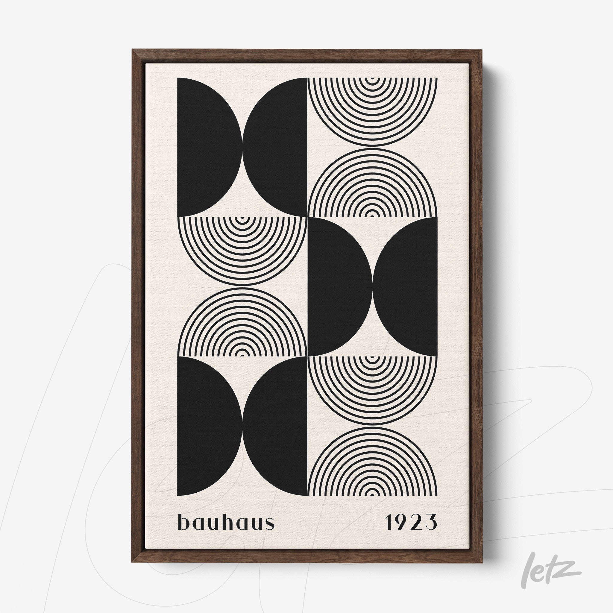 quadro com arte geométrica em preto e branco estilo Bauhaus com moldura de madeira escura