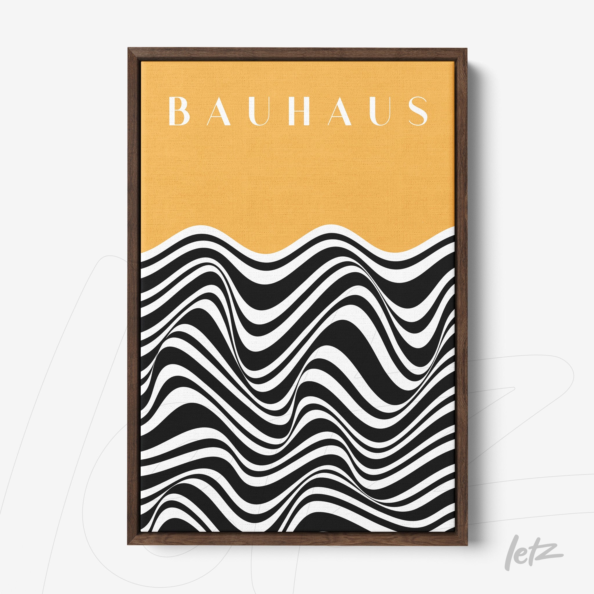 quadro com arte abstrata em preto e branco ondulado com fundo superior amarelo e moldura de madeira escura exibindo a palavra bauhaus