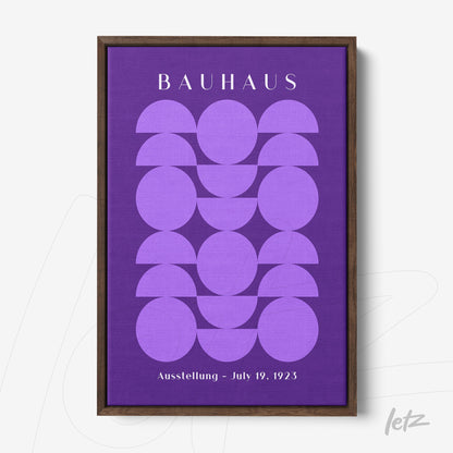 quadro com design geométrico em tons de roxo e texto 'Bauhaus' em moldura de madeira escura