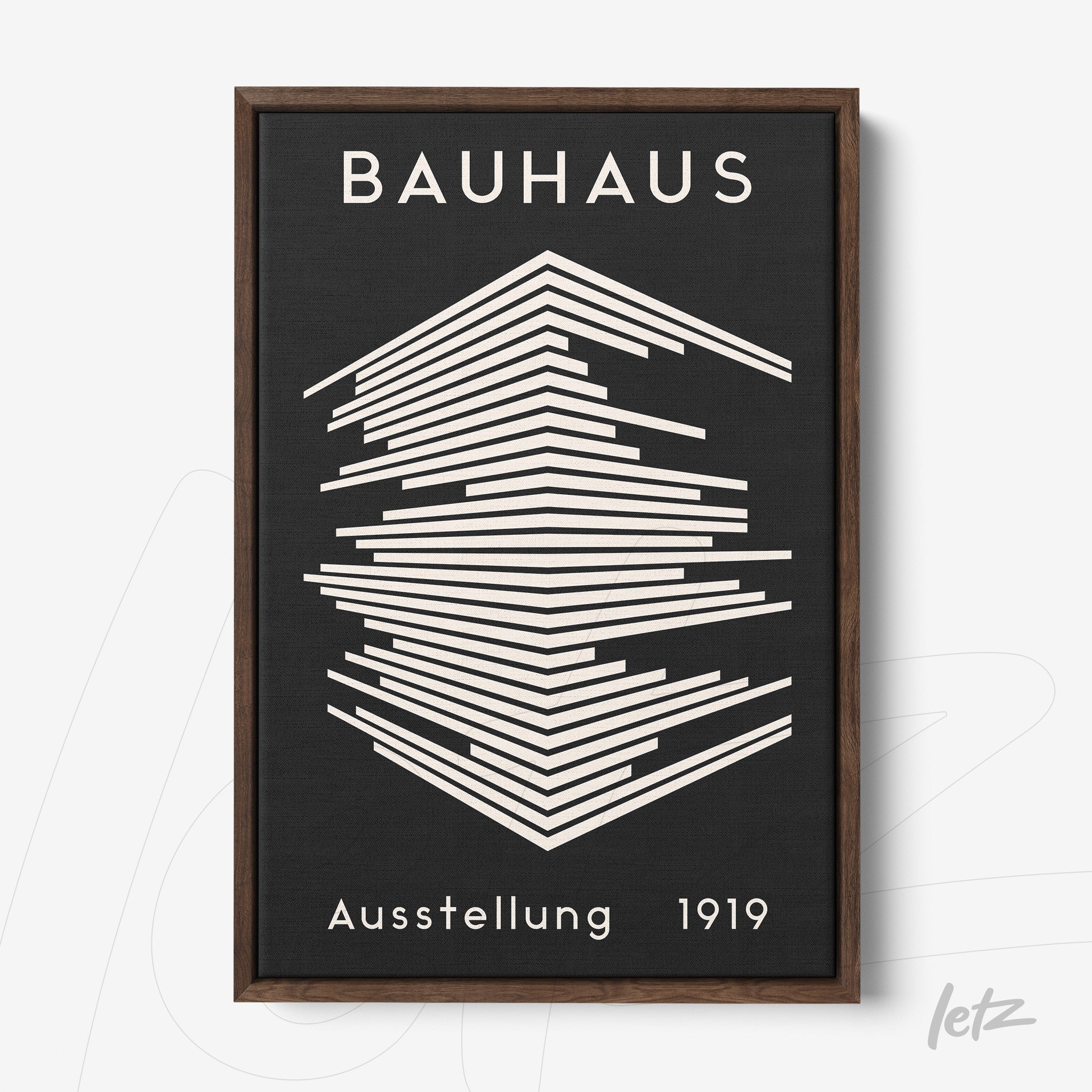 quadro estilo bauhaus com design geométrico em tons de preto e branco, moldura em madeira escura
