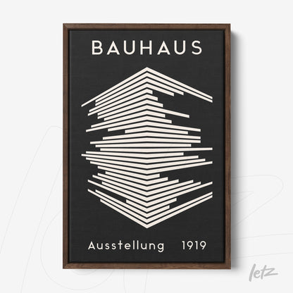 quadro estilo bauhaus com design geométrico em tons de preto e branco, moldura em madeira escura
