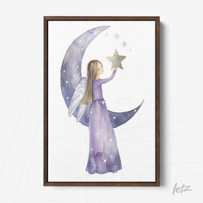 quadro com arte aquarelada de uma menina com asas de anjo segurando uma estrela em meio a uma lua crescente, com fundo claro e moldura de madeira escura
