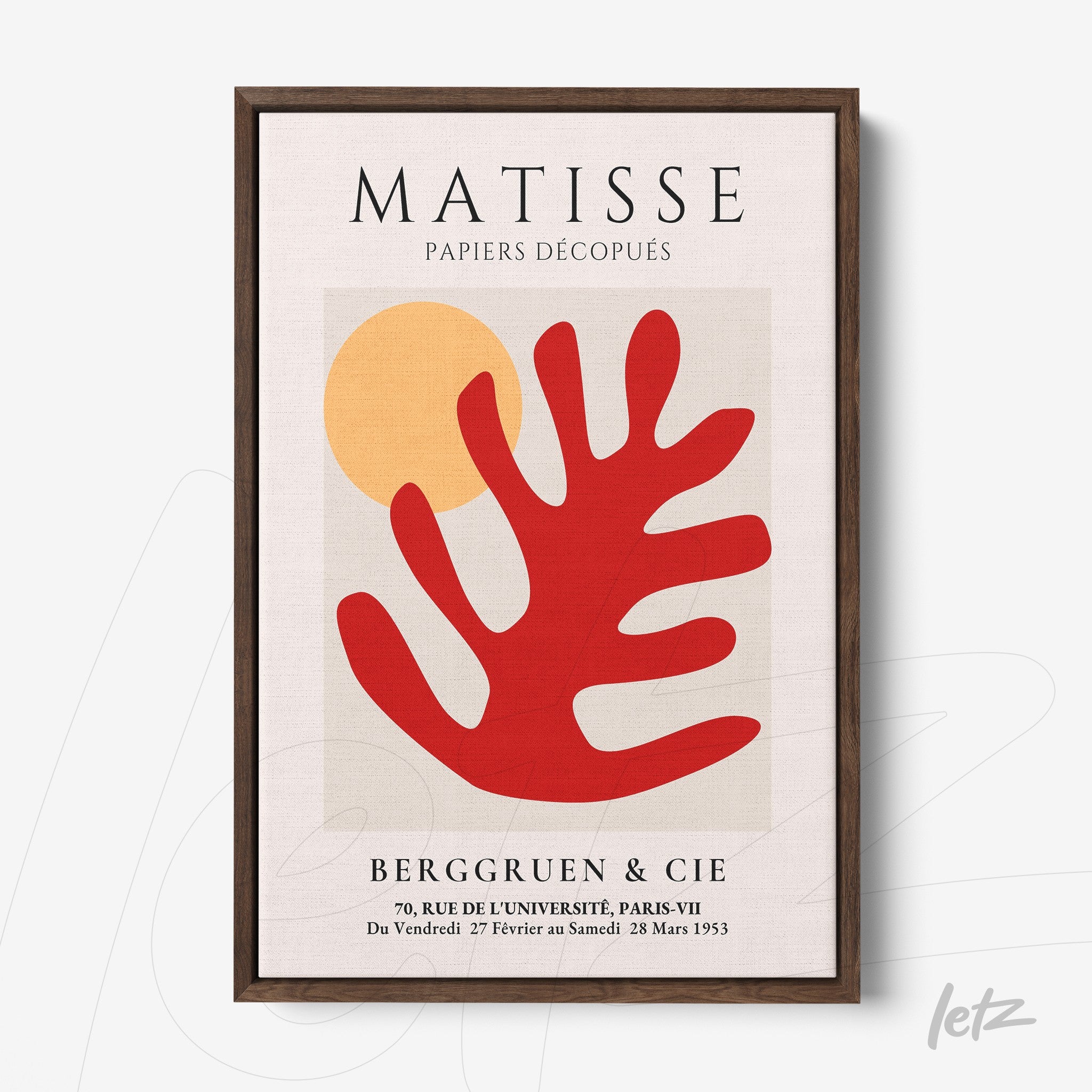 quadro com arte abstracta em tons vermelhos e laranja, moldura madeira escura, fundo claro com formas orgânicas