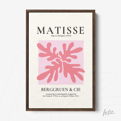 quadro com arte moderna de folhas em rosa sobre fundo creme e moldura de madeira escura