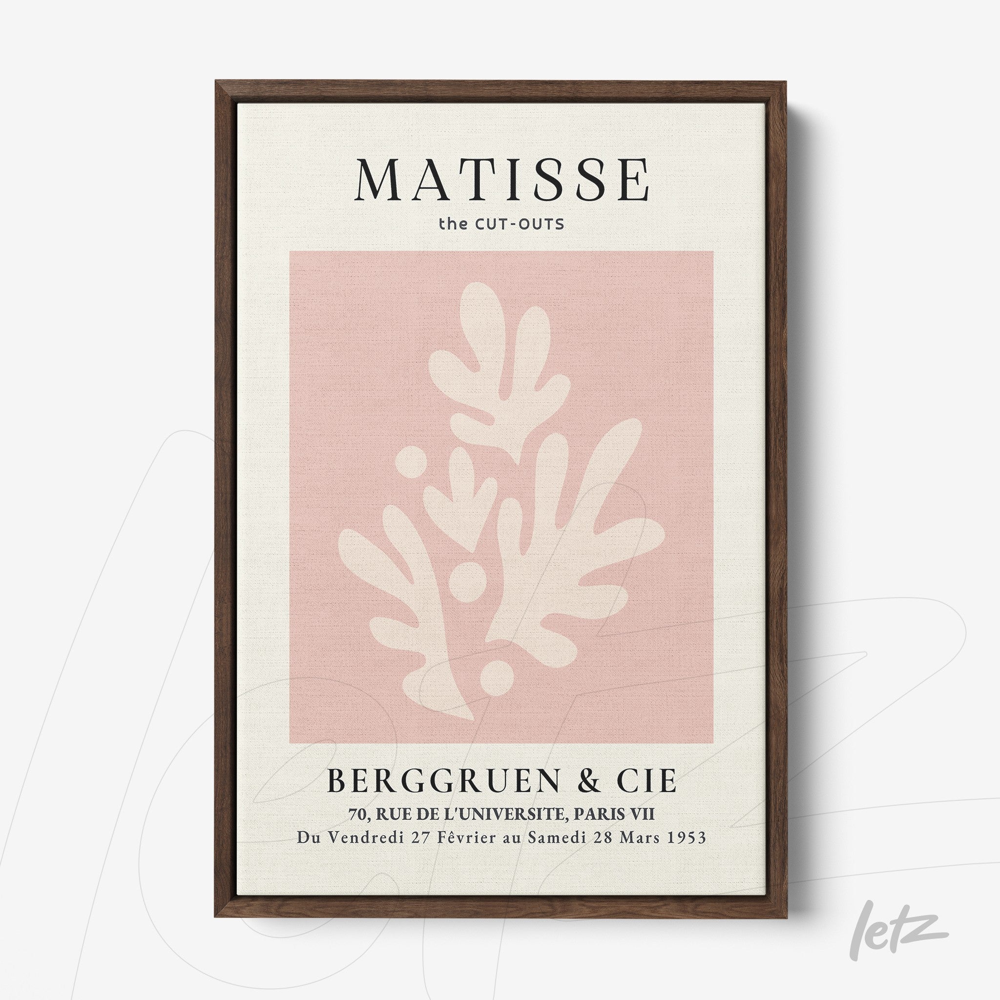 quadro personagem em moldura escura com arte de recortes em tons de rosa e fundo claro