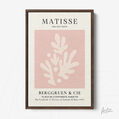 quadro personagem em moldura escura com arte de recortes em tons de rosa e fundo claro