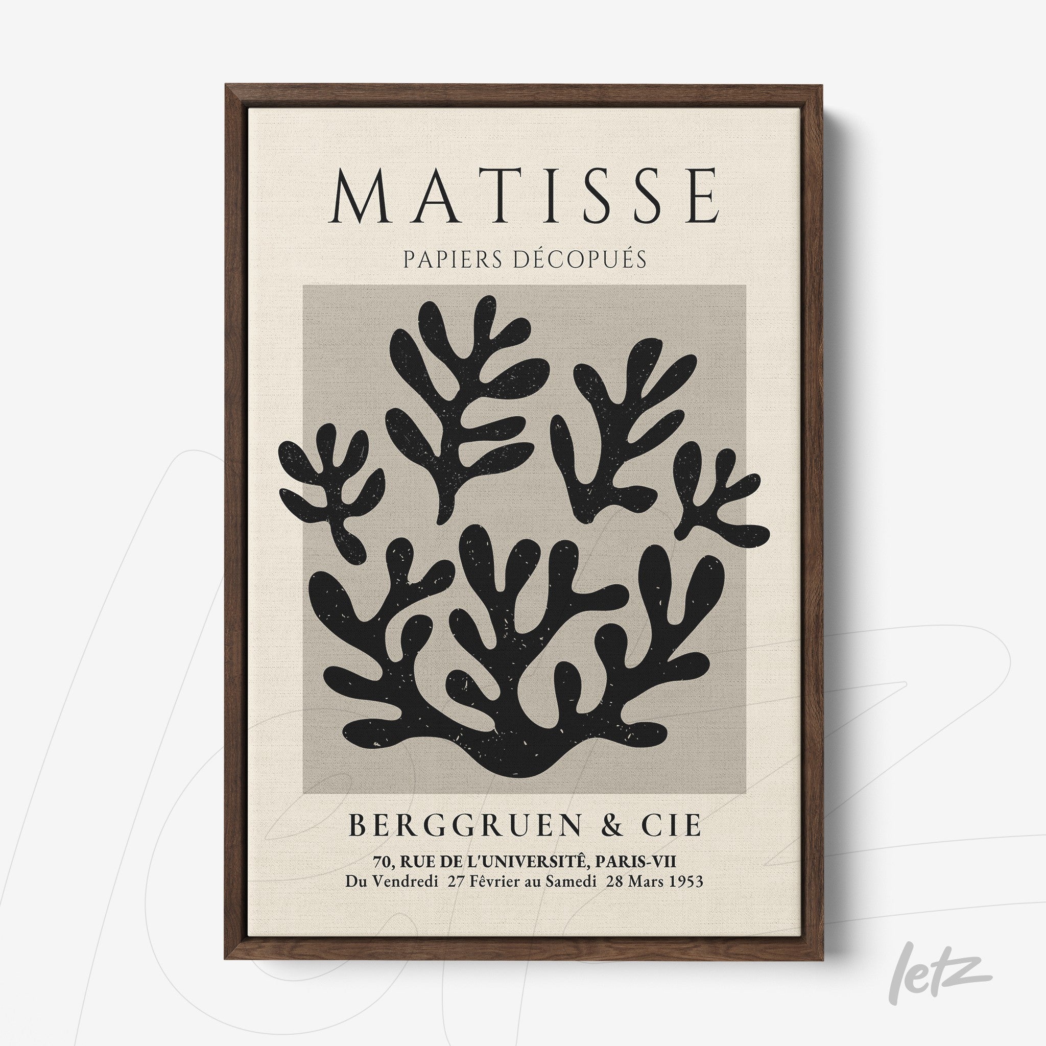 quadro com arte abstrata de formas orgânicas em moldura de madeira escura