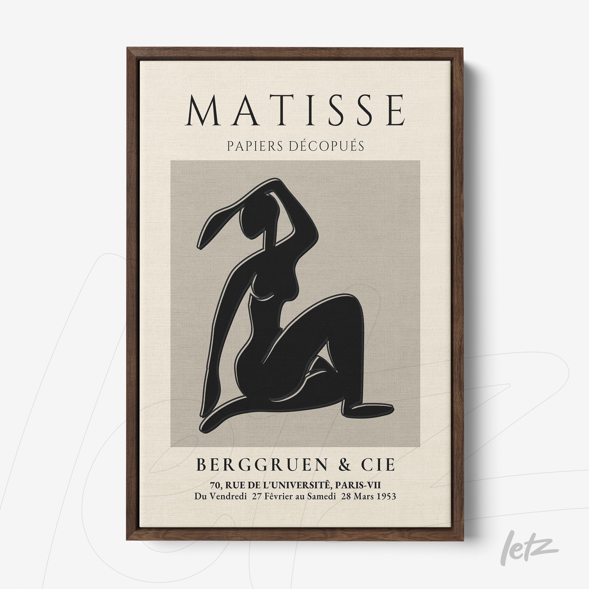 quadro com arte de figura feminina em estilo moderno, com moldura de madeira escura e fundo beige