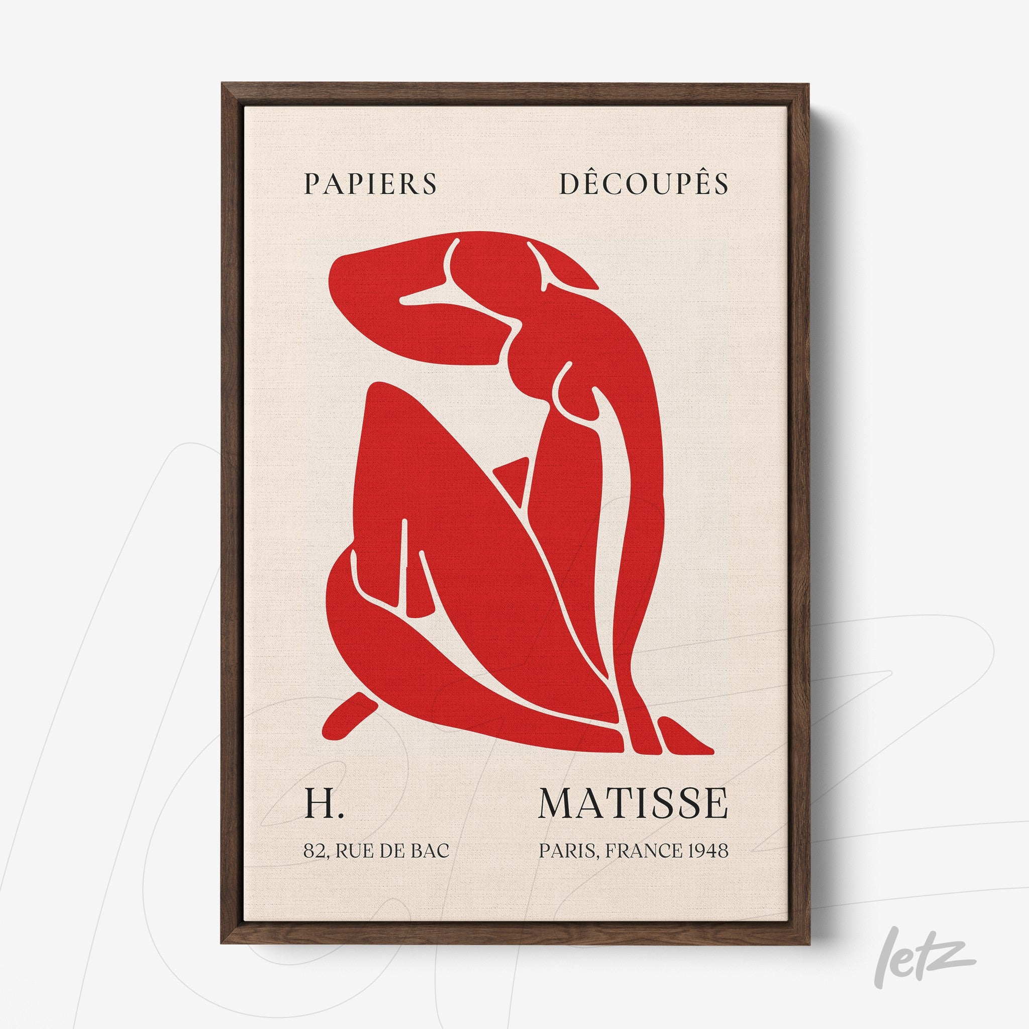 quadro com arte abstrata de figura feminina em vermelho, moldura de madeira escura e fundo claro