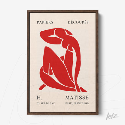 quadro com arte abstrata de figura feminina em vermelho, moldura de madeira escura e fundo claro