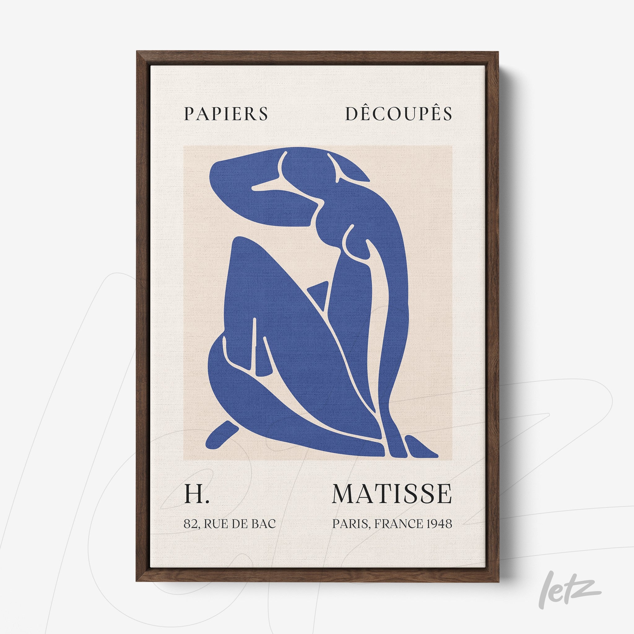 quadro com arte em estilo recortado de figura feminina em azul sobre fundo claro, moldura de madeira escura