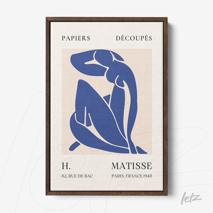 quadro com arte em estilo recortado de figura feminina em azul sobre fundo claro, moldura de madeira escura