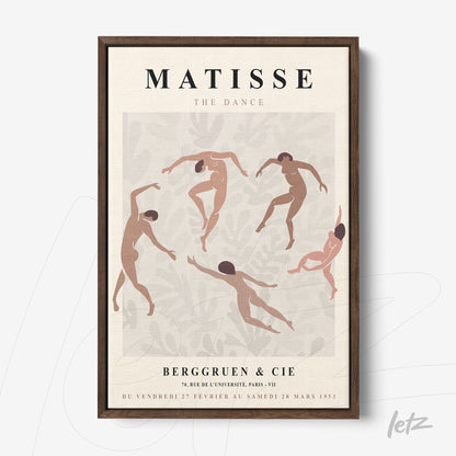 quadro decorativo com arte estilizada de dançarinos em destaque nas cores terrosas, moldura de madeira escura