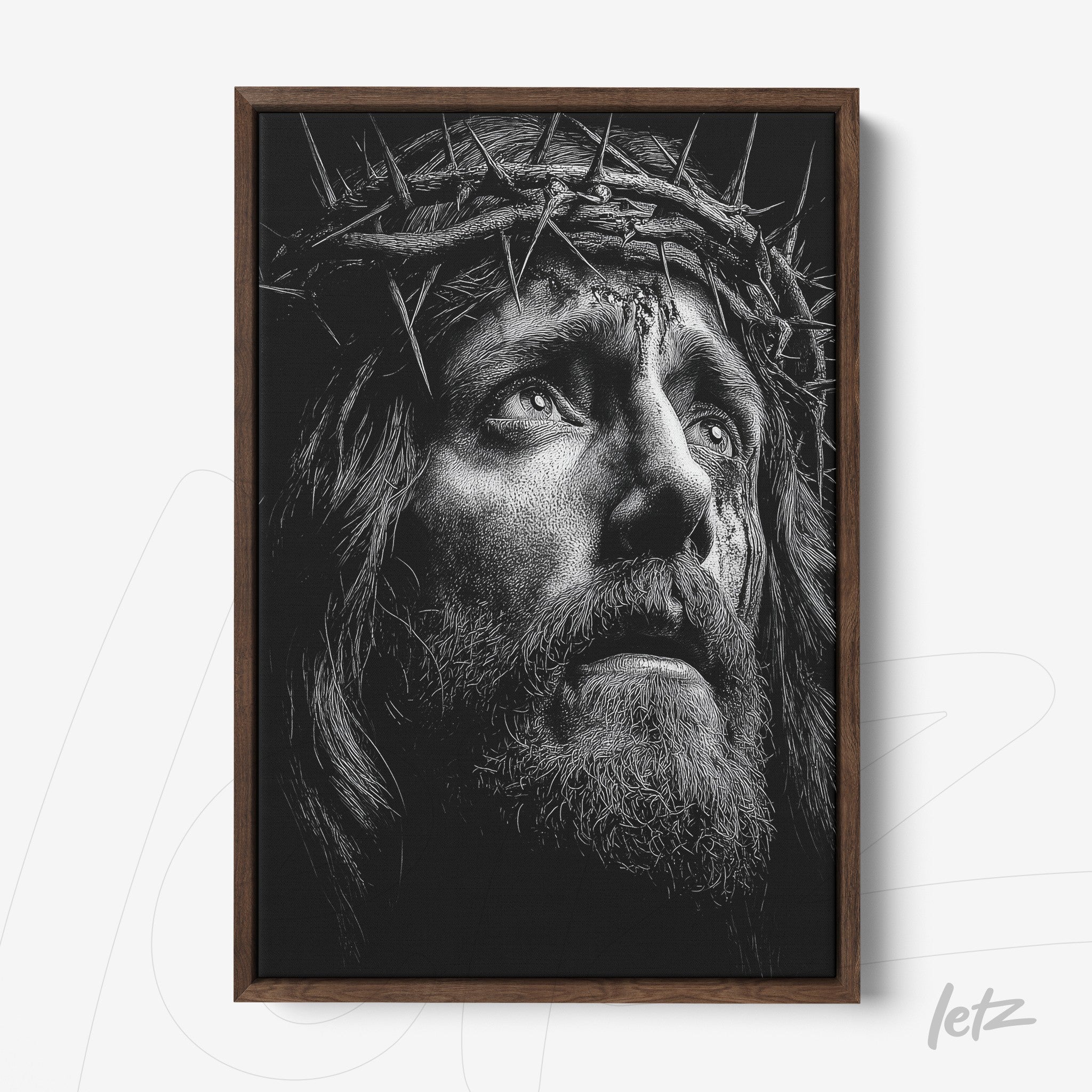 quadro em moldura de madeira escura com retrato em preto e branco de figura religiosa com coroa de espinhos