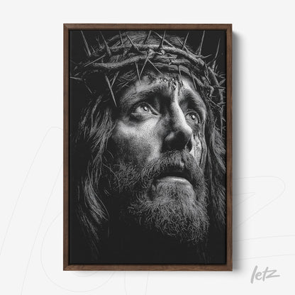 quadro em moldura de madeira escura com retrato em preto e branco de figura religiosa com coroa de espinhos