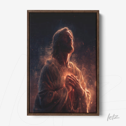 quadro com arte digital de figura religiosa emanando luz, em moldura de madeira escura