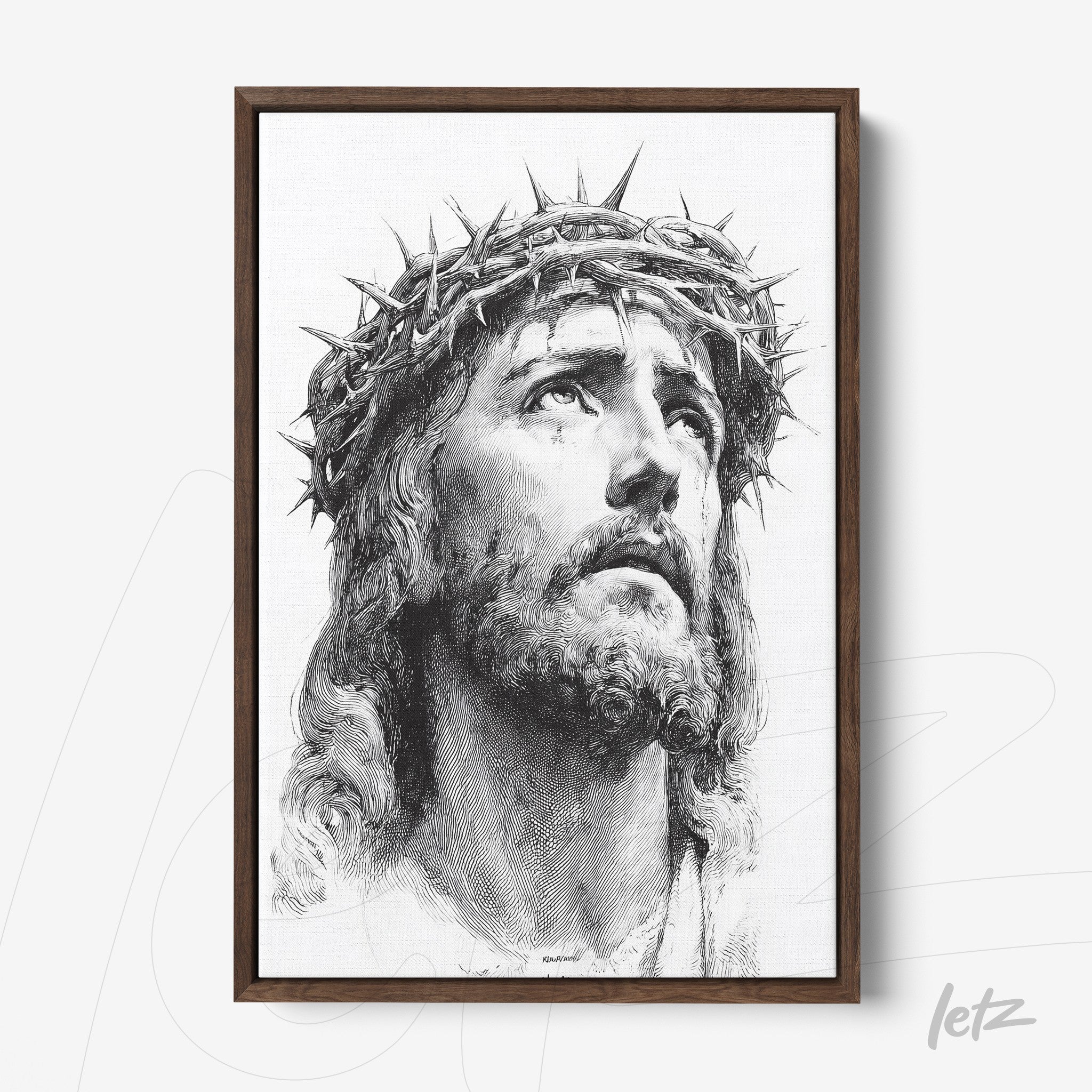 quadro com retrato em preto e branco de Jesus Cristo com coroa de espinhos em moldura de madeira escura