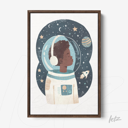 quadro em canvas com ilustração de menino astronauta em fundo estrelado e moldura de madeira escura