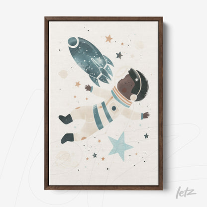 quadro com arte infantil de astronauta negro flutuando no espaço, moldura de madeira escura com fundo claro