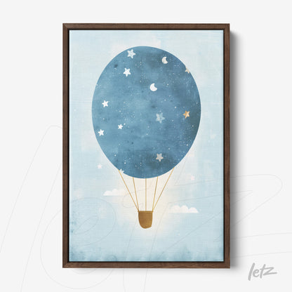 quadro com ilustração de balão de ar quente azul sobre fundo claro com estrelas e nuvens, em moldura de madeira escura
