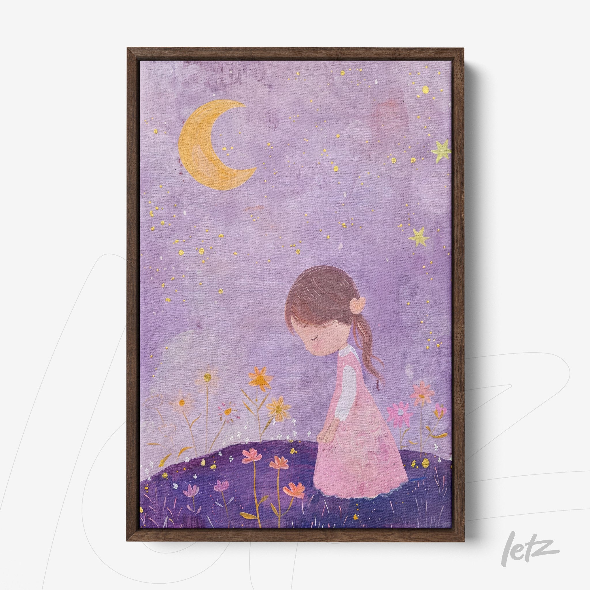 quadro com ilustração de uma menina em um campo de flores sob um céu lilás estrelado com uma metade de lua amarela, moldura de madeira escura