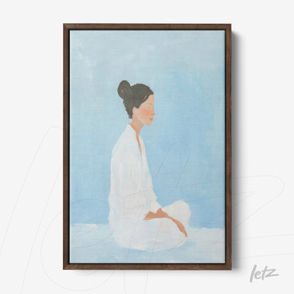 quadro com arte minimalista de mulher sentada em fundo azul claro com moldura de madeira escura