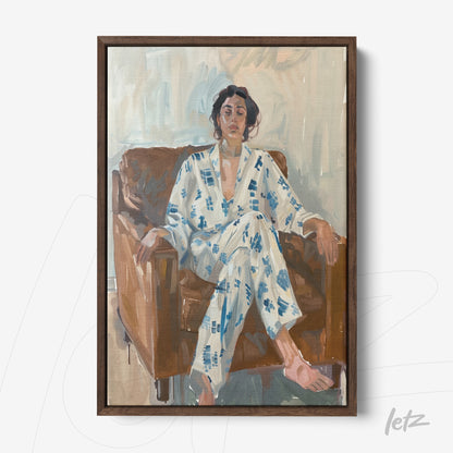 quadro em tela com retrato de mulher sentada em sofá, vestindo pijama azul e branco, moldura marrom