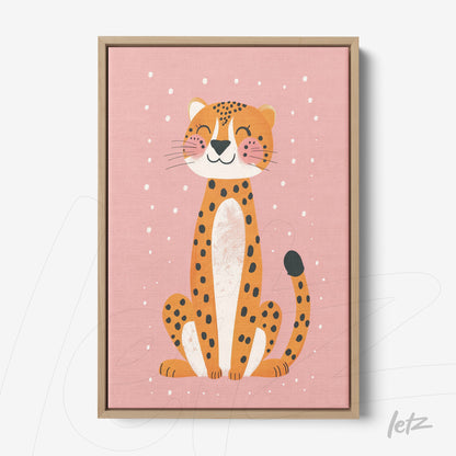 quadro com ilustração divertida de um leopardo sorridente em fundo rosa com moldura de madeira clara