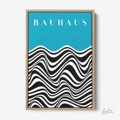canvas com arte geométrica em preto e branco no estilo Bauhaus com fundo azul e moldura de madeira clara
