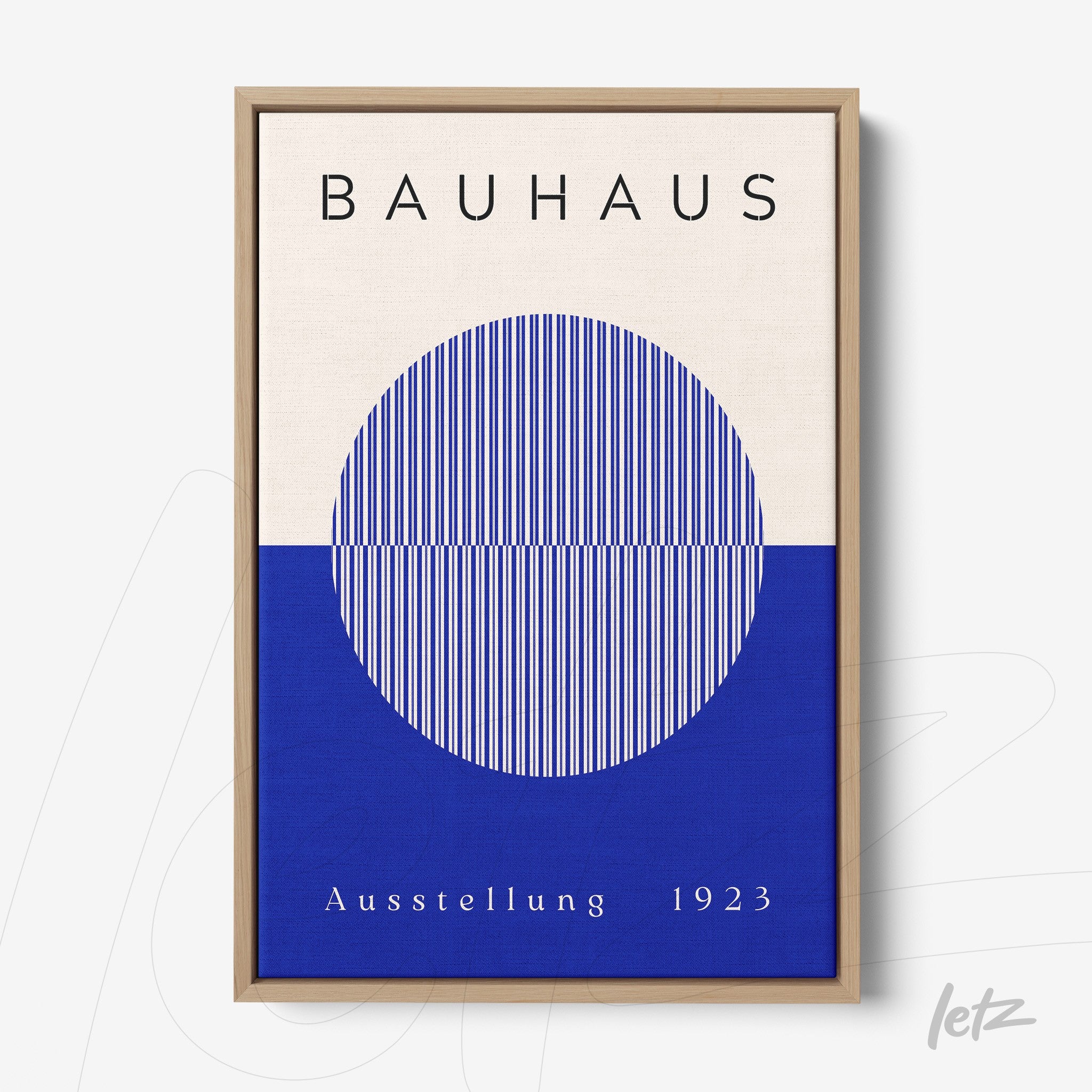 tela em canvas com arte inspirada no design Bauhaus, apresentando círculo listrado verticalmente em azul e branco em moldura de madeira clara