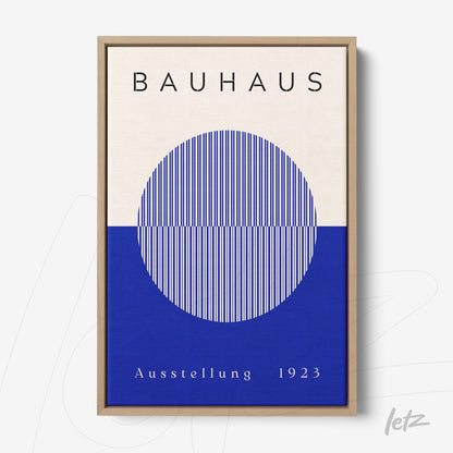 tela em canvas com arte inspirada no design Bauhaus, apresentando círculo listrado verticalmente em azul e branco em moldura de madeira clara