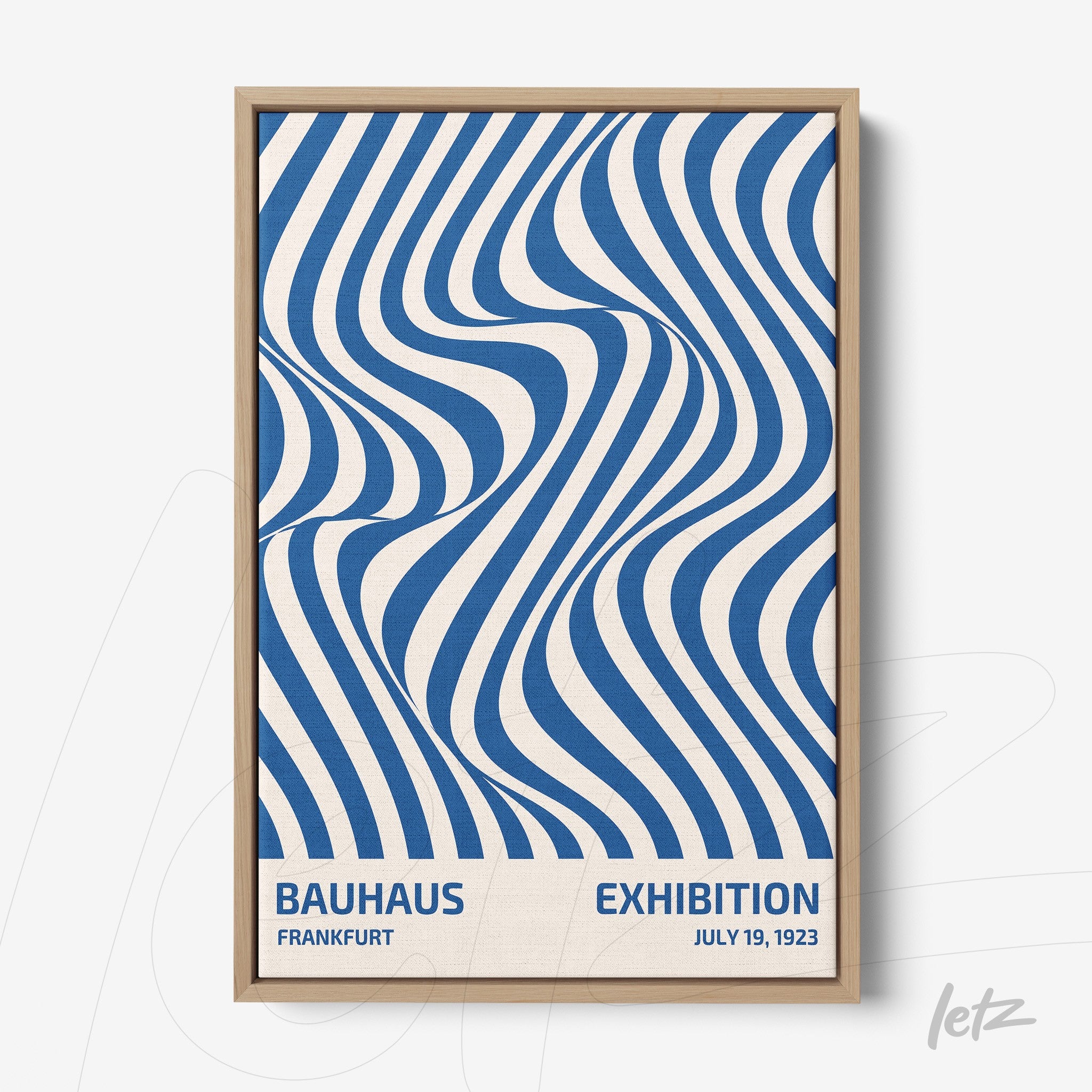 poster impresso com design geométrico ondulado azul e branco, exibido em moldura de madeira clara