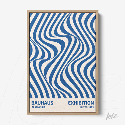 poster impresso com design geométrico ondulado azul e branco, exibido em moldura de madeira clara