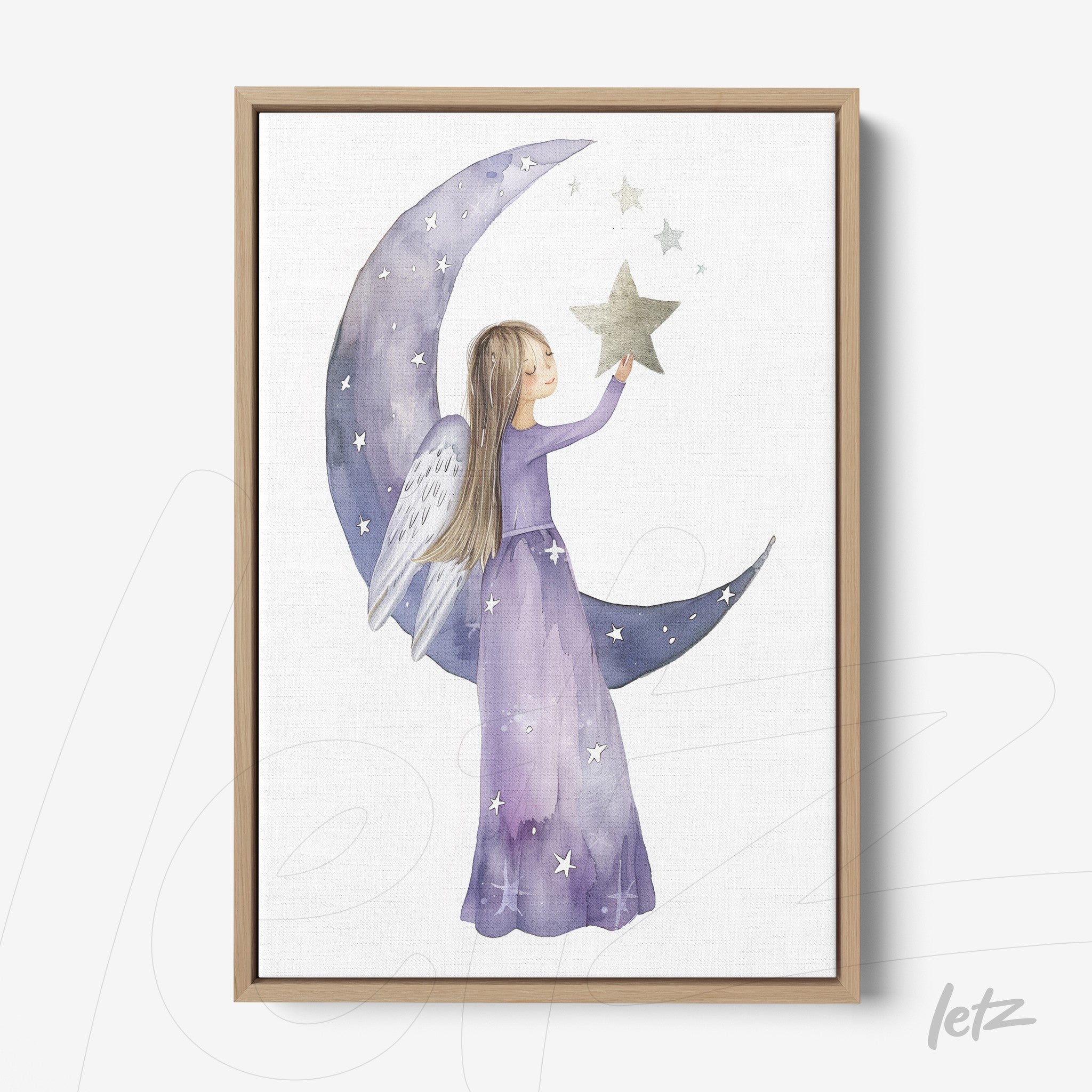 quadro com ilustração de menina anjo com vestido lilás segurando uma estrela sobre uma lua com fundo branco e moldura de madeira clara