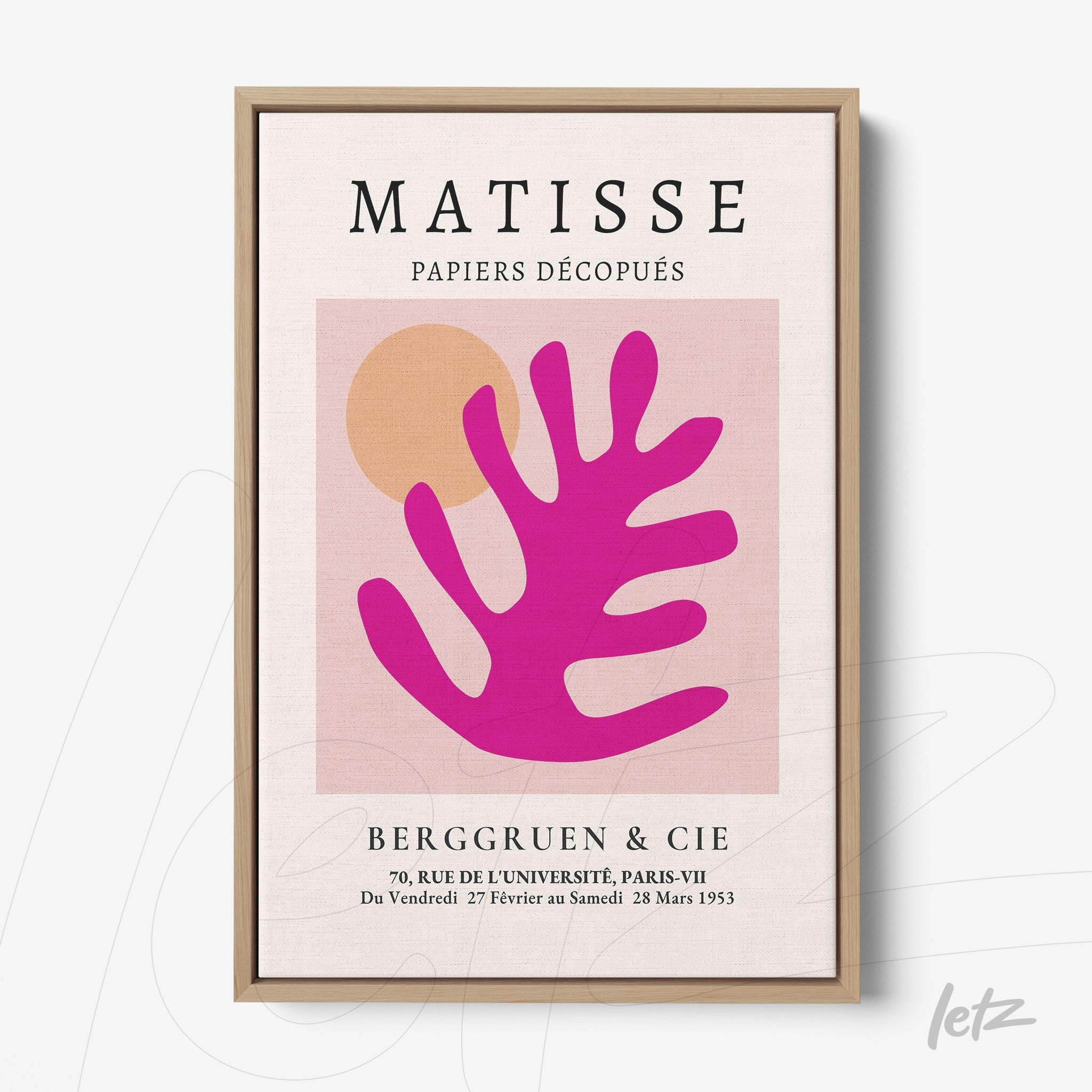 quadro com arte moderna em tons de rosa e laranja, destacando uma folha estilizada em moldura de madeira clara