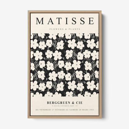 quadro com arte em estilo vintage apresentando flores brancas sobre fundo preto, em moldura de madeira clara