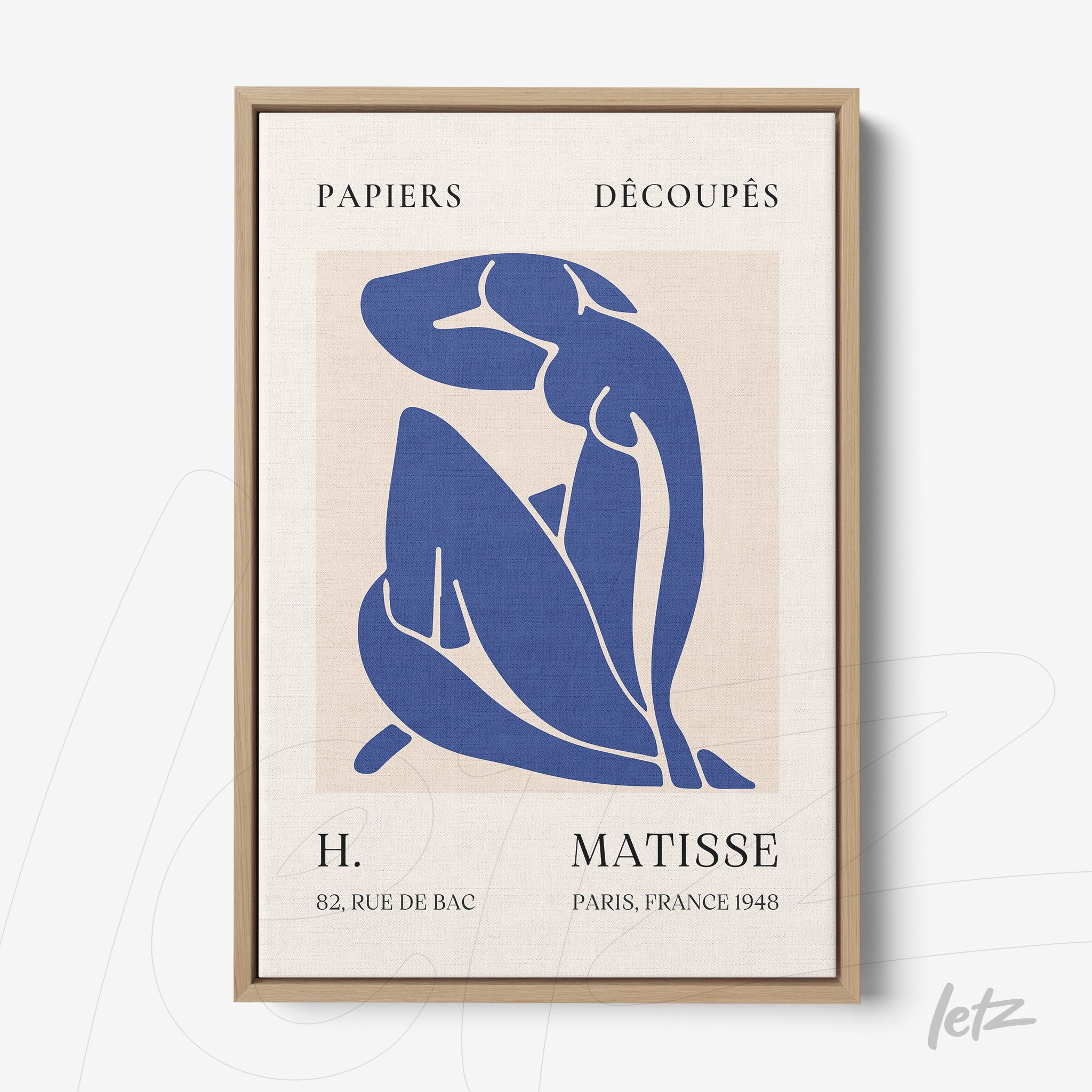 quadro em estilo moderno com figura estilizada em azul, moldura de madeira clara e fundo neutro