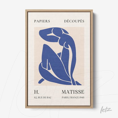 quadro em estilo moderno com figura estilizada em azul, moldura de madeira clara e fundo neutro