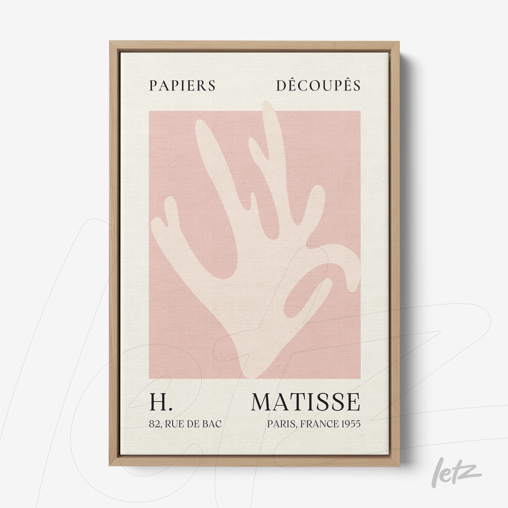 quadro com arte moderna de mão estilizada em fundo rosa claro, com moldura de madeira clara