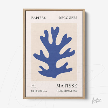 quadro com arte abstrata de coral azul em fundo claro, moldura de madeira clara com detalhes em texto vintage