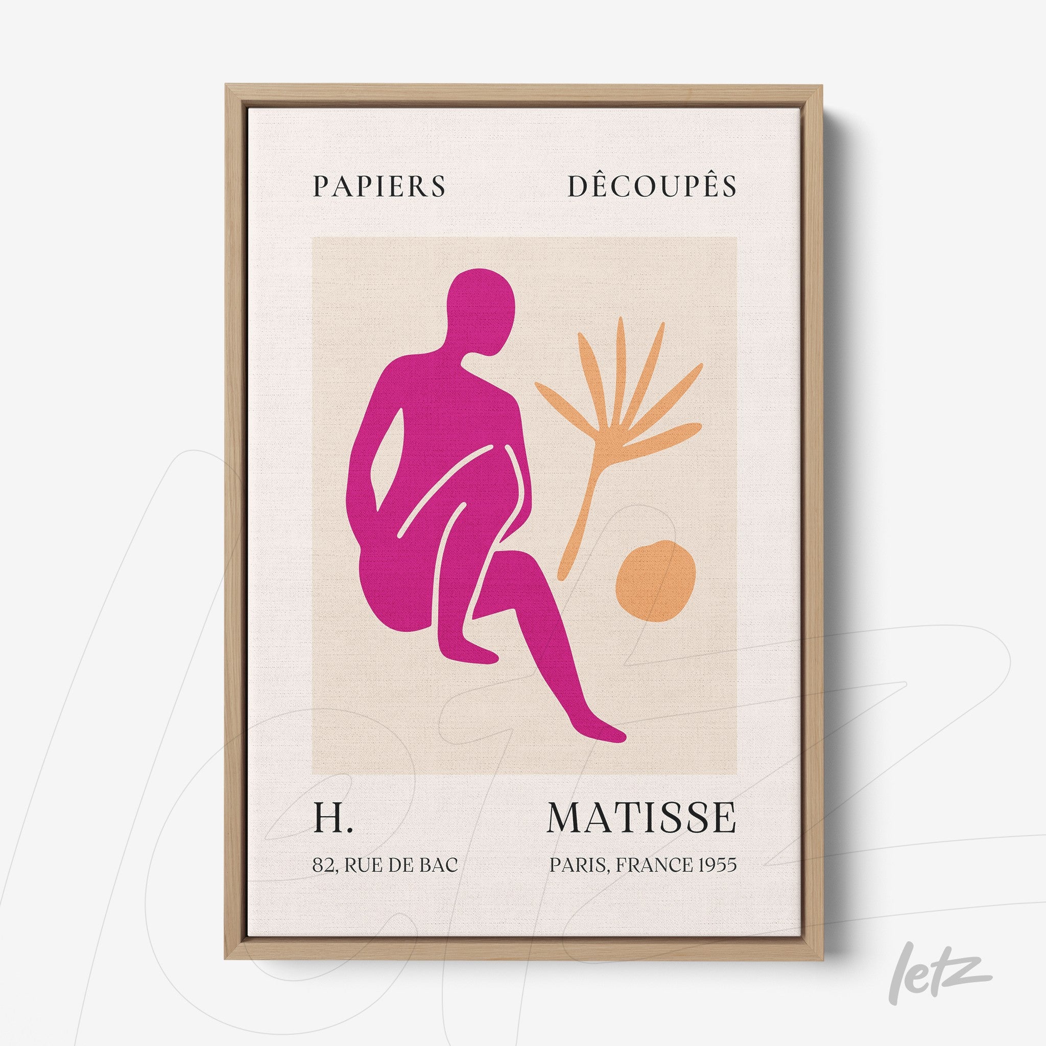 quadro com arte em estilo moderno, representando figura feminina em tons de rosa, com elementos de folhas e bola em fundo claro, moldurado em madeira clara