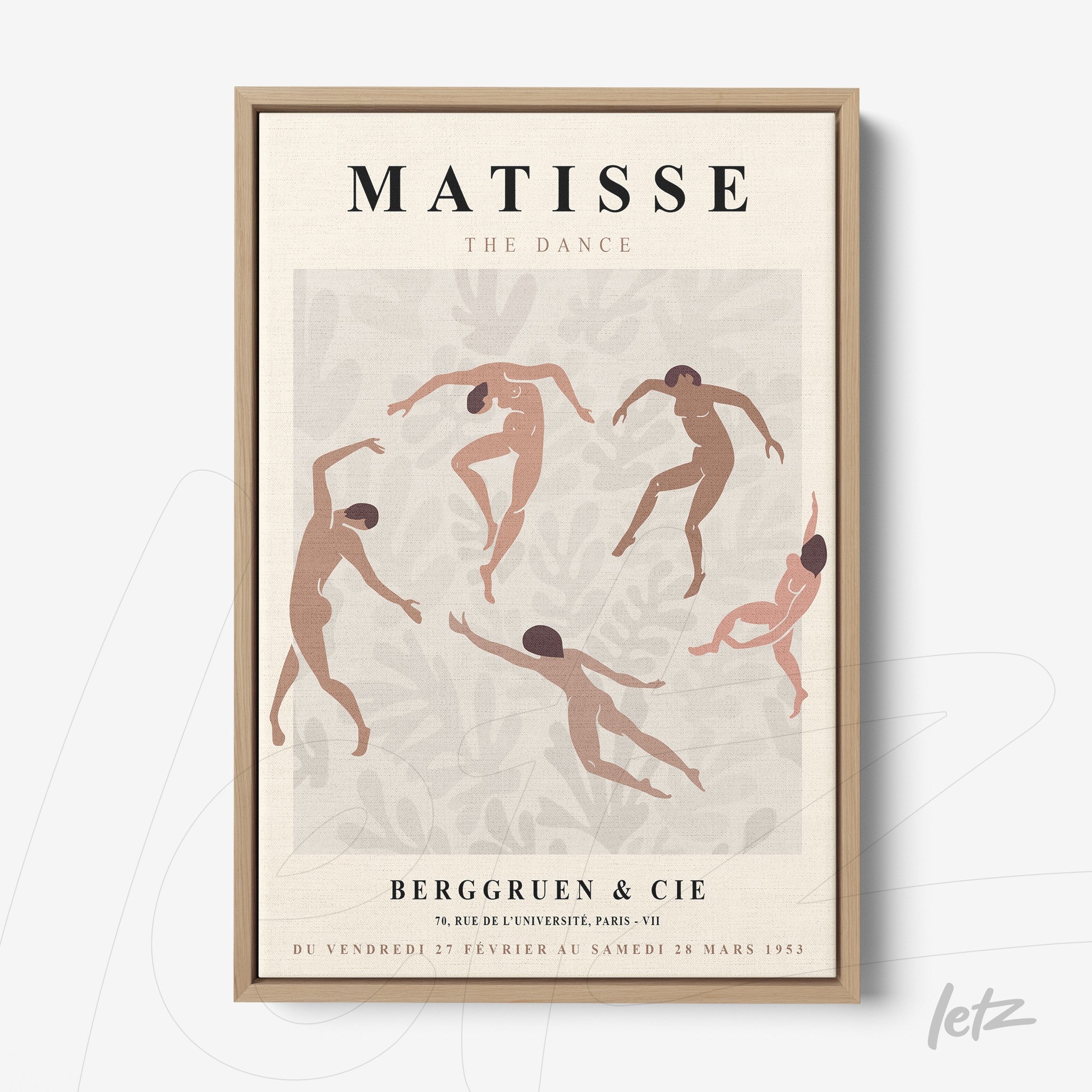 quadro decorativo com arte abstrata de dançarinos em tons terrosos, moldurado em madeira clara