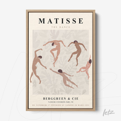 quadro decorativo com arte abstrata de dançarinos em tons terrosos, moldurado em madeira clara