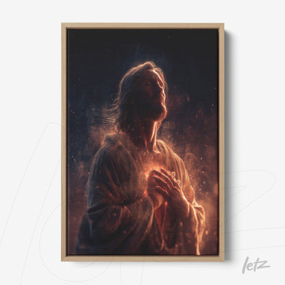 quadro com arte espiritual retratando Jesus em tons quentes com moldura de madeira clara