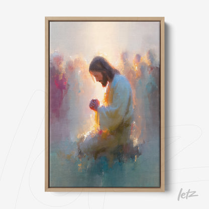 quadro com arte impressionista representando Jesus em oração rodeado por figuras difusas em tons suaves, moldura de madeira clara