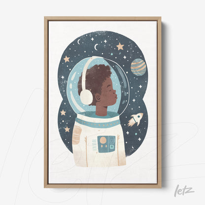 quadro com ilustração de menino astronauta em traje espacial sobre fundo estrelado e planeta, moldura de madeira clara