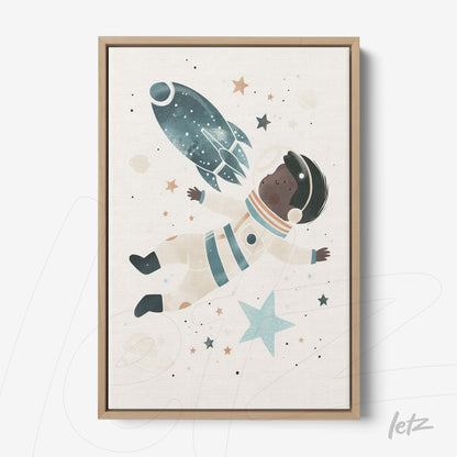 quadro com arte infantil de astronauta em fundo cósmico, moldura de madeira clara