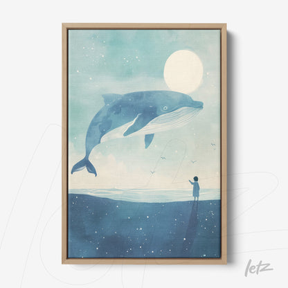 quadro com ilustração de uma baleia azul gigante sobre o mar sob um céu claro e uma lua cheia, moldura de madeira clara