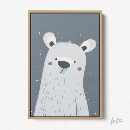 quadro com ilustração de urso polar sorridente em fundo cinza azulado com moldura de madeira clara