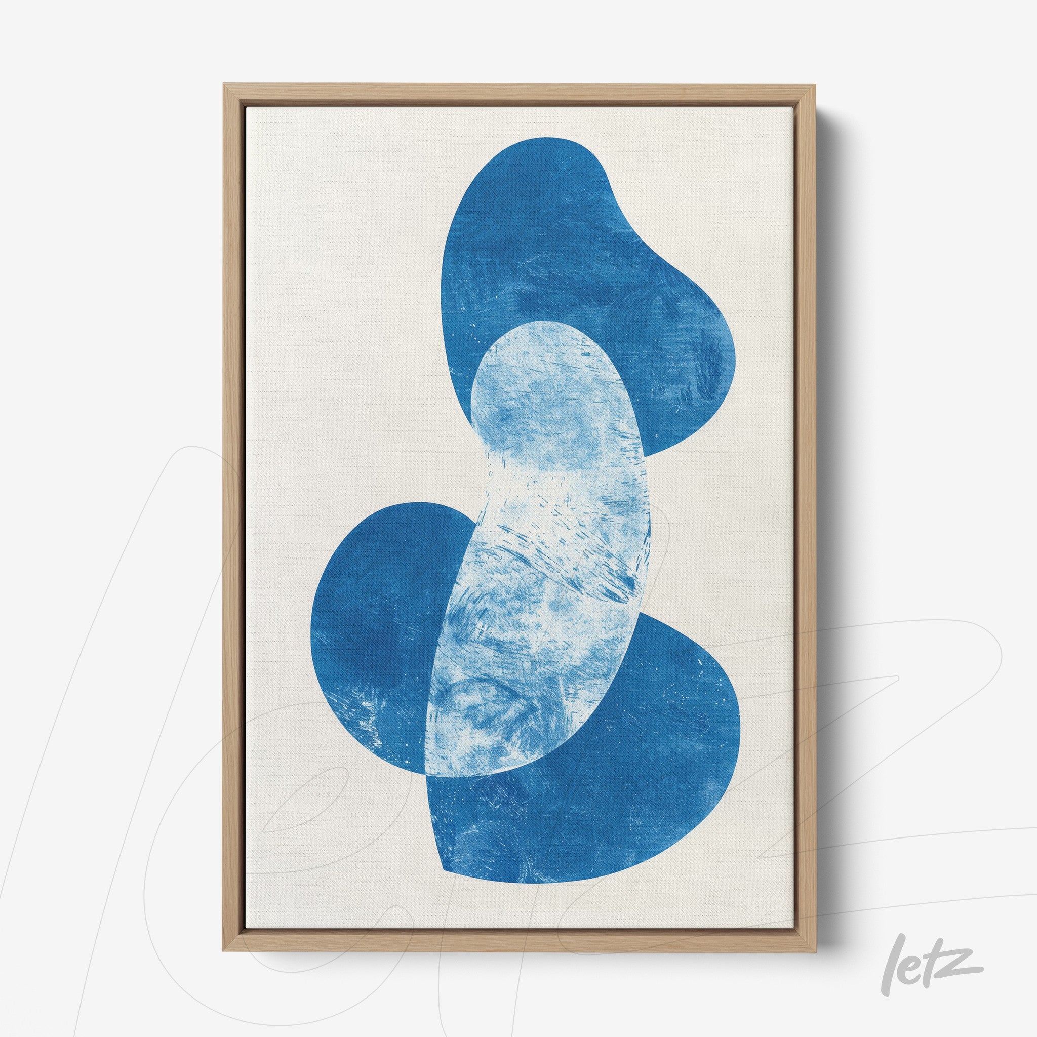 quadro decorativo com formas orgânicas em azul sobre fundo claro, moldura de madeira clara